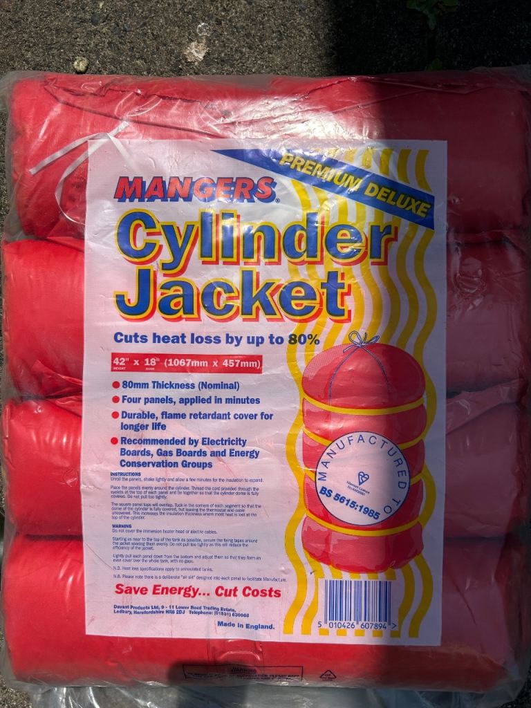 Tank jacket to insulate water tank