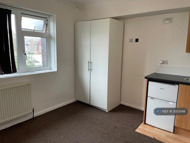 1 bedroom in Saxon Avenue, Feltham, TW13 (#3055148)
