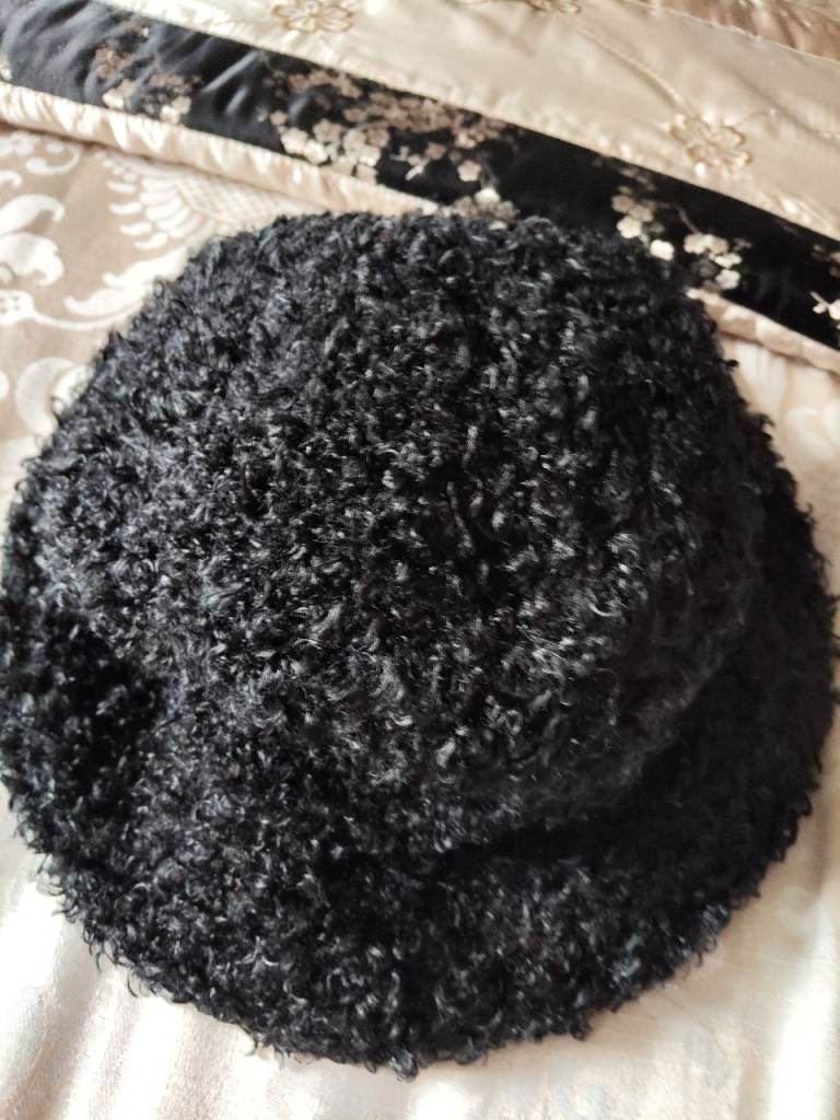 Black Curly Textured Hat – Cosy and Stylish