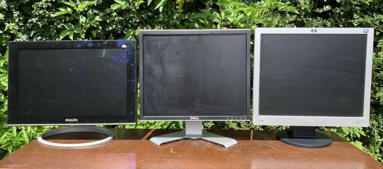 3 Colour Computer desk top 19” PC monitor screens HP DELL PHILIPS