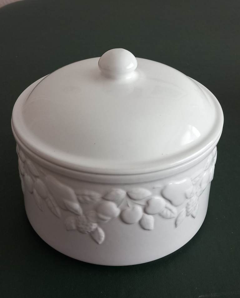 Ceramic Biscuit Jar with Tight Fitting Lid. 