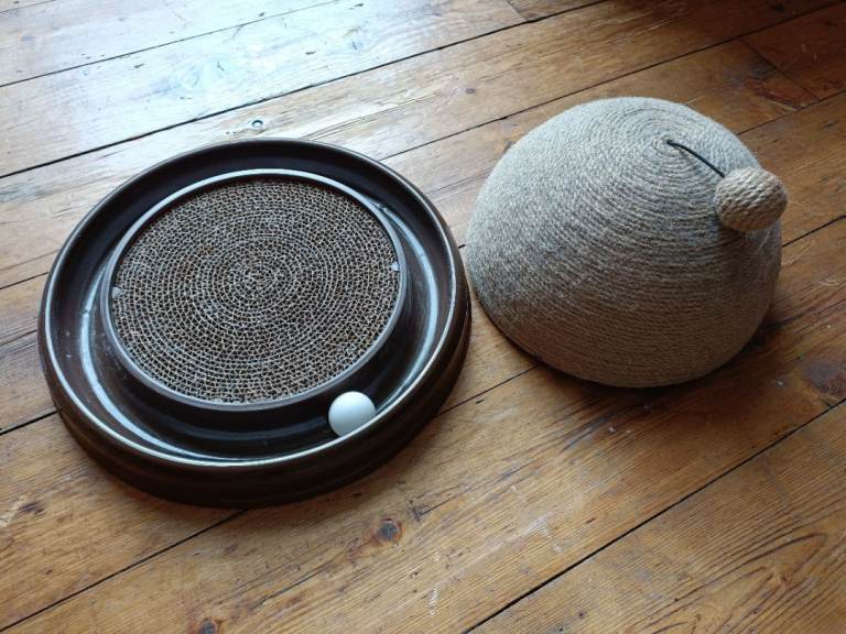 Cat toys - scratching dome and ball circle