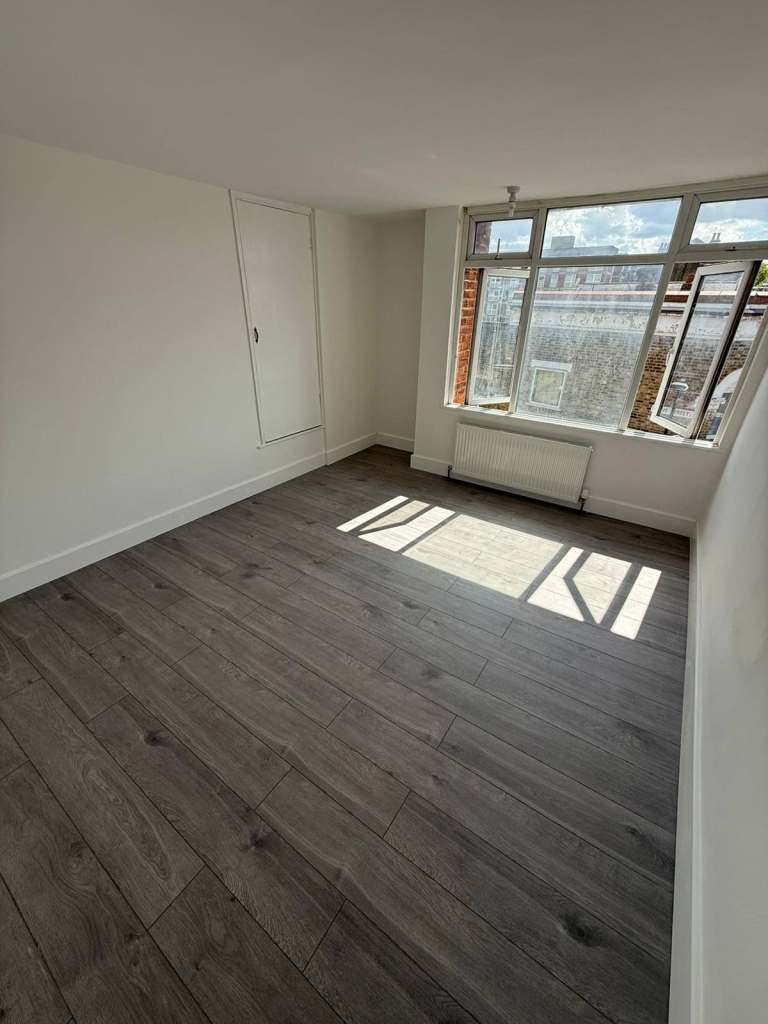 2 bedroom Property 2 Floors Canning Town , Available to rent 