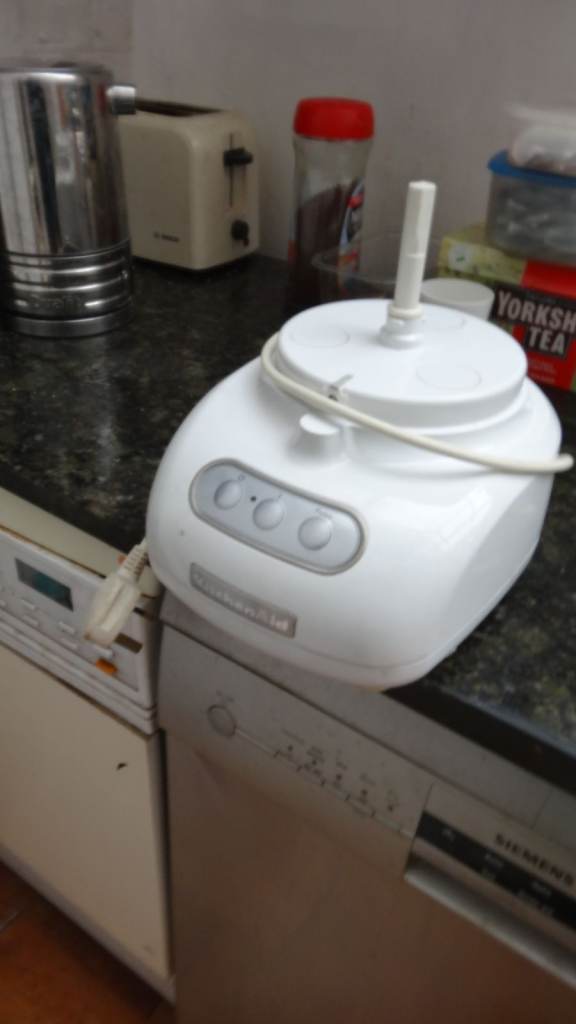 A reliable kitchen Aid food processor, White, Good Condition