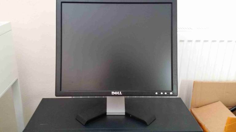 Dell pc monitor 17 inch vga lcd tft vgc 2 available