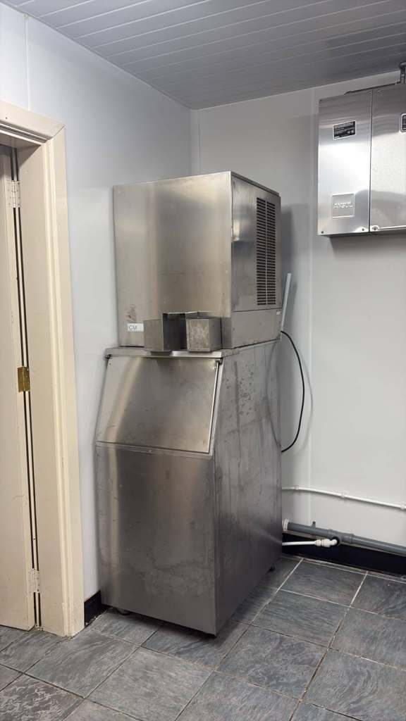 Commercial Ice Maker Machine – Silver, Good Condition