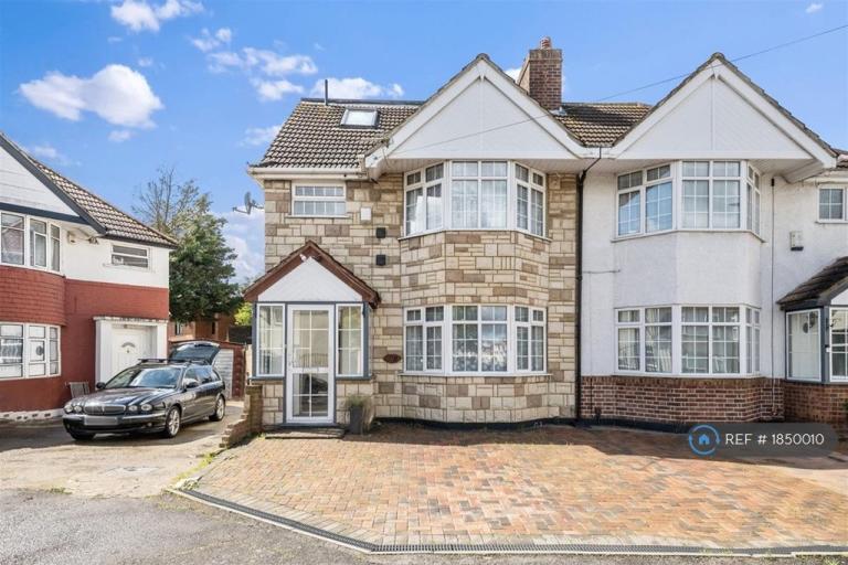 4 bedroom house in Munster Avenue, Hounslow, TW4 (4 bed) (#1850010)