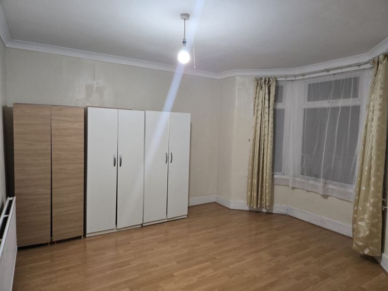 LARGE DOUBLE ROOM FOR ONE PERSON ONLY FULLY FURNISHED / UNFURNISHED AS PREFERRED IN EAST HAM NEWHAM