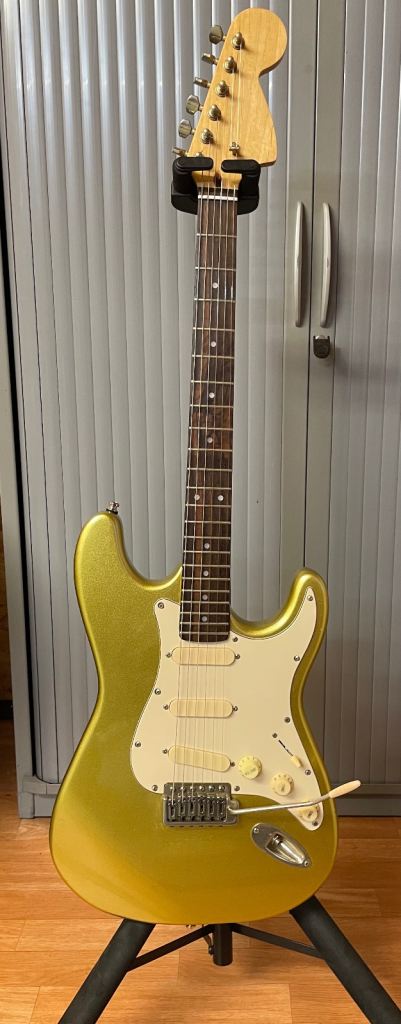 STRAT TRIBUTE ELECTRIC GUITAR WITH GOLD BODY GREAT PLAYER!