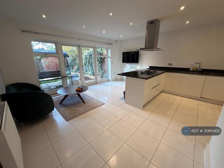3 bedroom house in Wilkes Close, London, NW7 (3 bed) (#3080403)