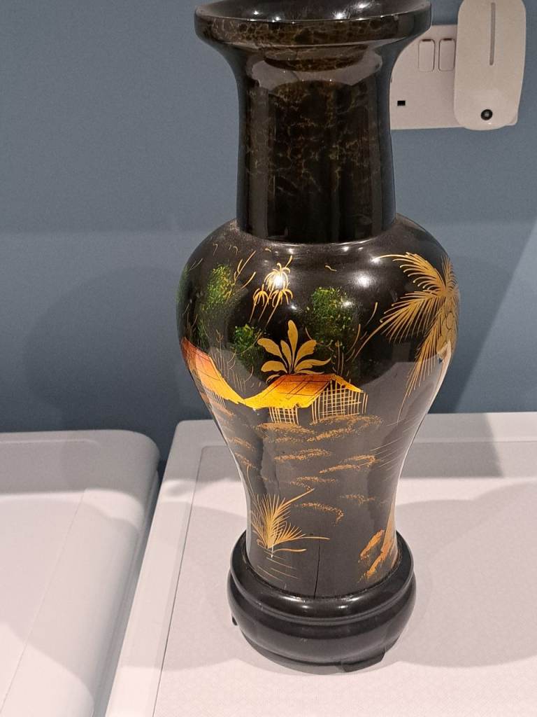 Beautiful Chinese large lacquered vase 