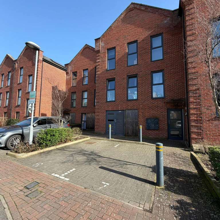 2 bed flat to rent Otter Way, West Drayton UB7