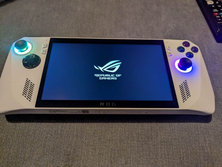 ROG Ally Z1E handheld console pc (Model RC71L)