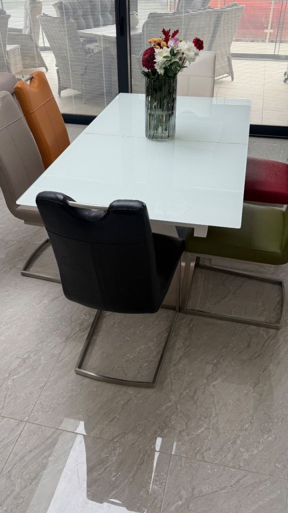 Glass extendable table with 6 chairs