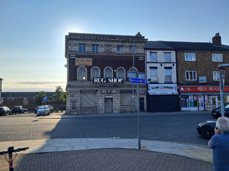 Large gf commercial property for let in L4