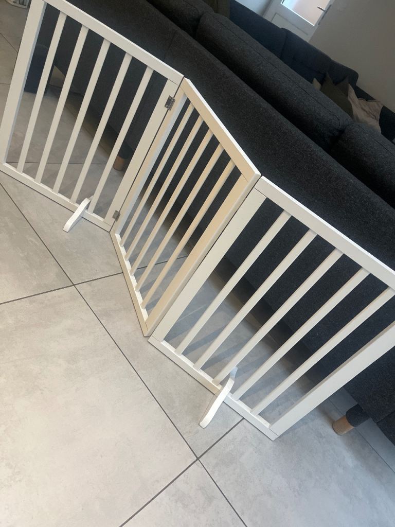 Dog or baby gate / fence  - foldable - with supports - white 