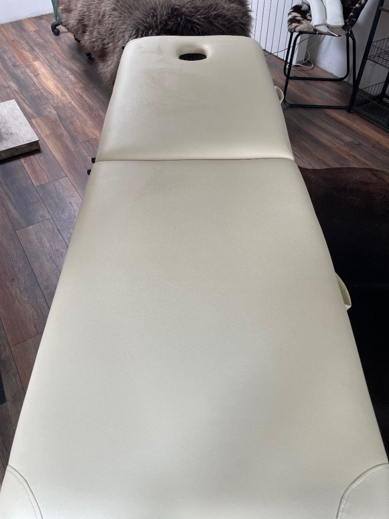 Massage/treatment bed 