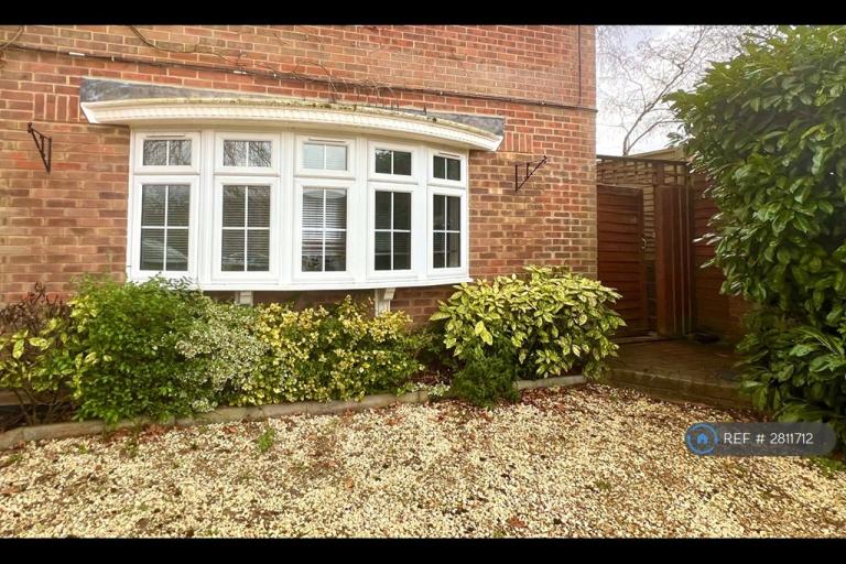 2 bedroom flat in Coombe Gardens, High Wycombe, HP14 (2 bed) (#2811712)