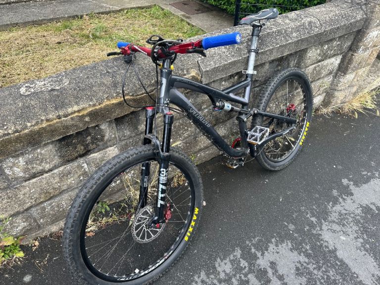Specialized Stumpjumper Full Suspension Mountain Bike – Medium Frame, 26-inch Wheels