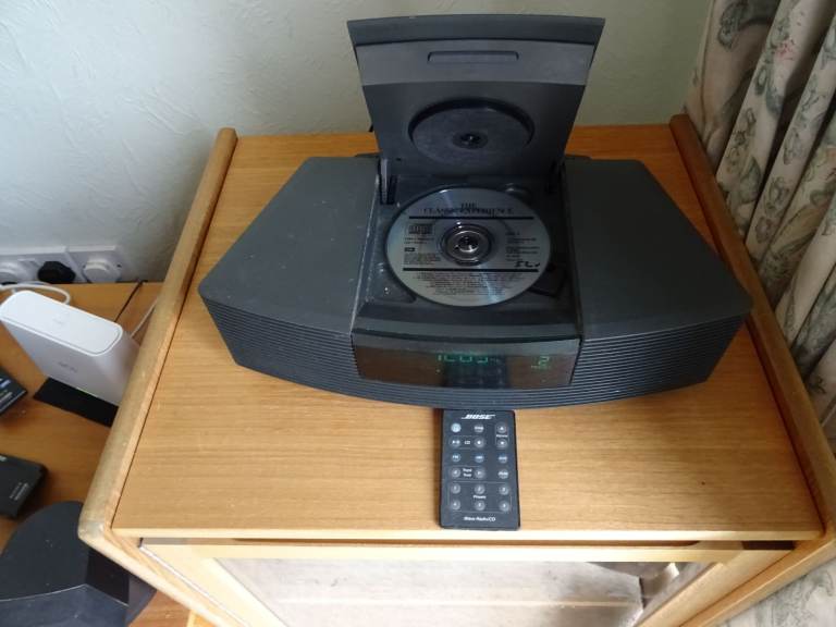 BOSE WAVE AM FM RADIO WITH TWIN ALARM CLOCK  CD PLAYER and REMOTE CONTROL.   MODEL AWRC3G