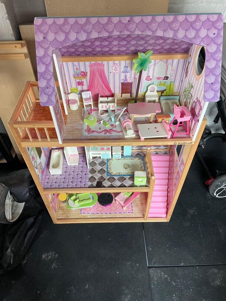Kids doll house 