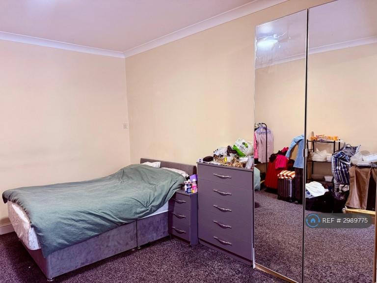 Studio flat in Goodmayes Avenue, Ilford, IG3 (#2989775)