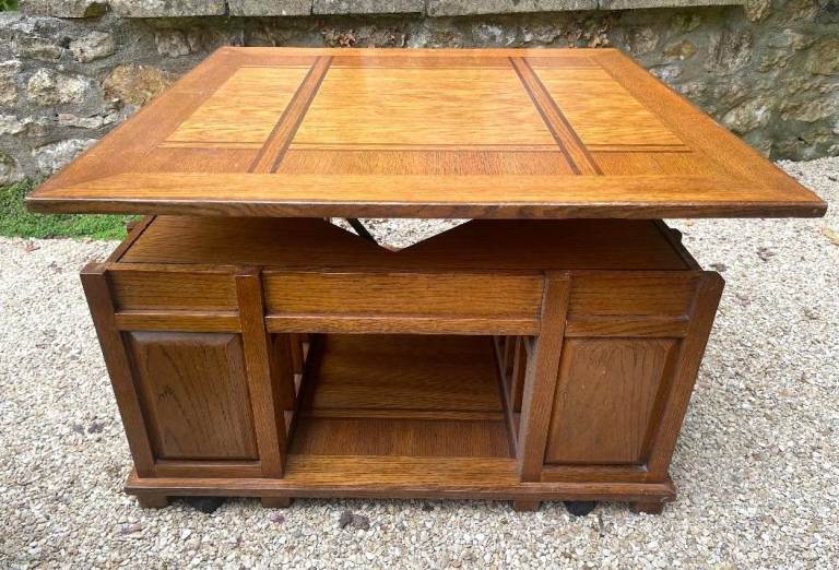 Unique original American oak coffee table with extending top. Great condition