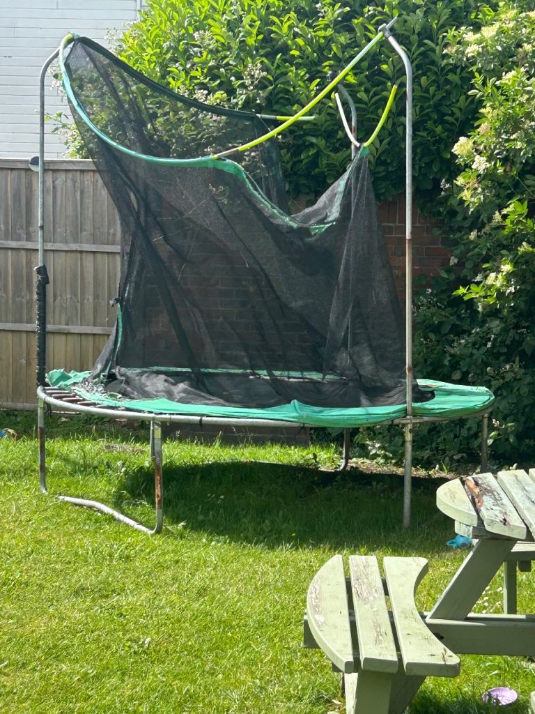 Large Garden Trampoline with Safety Net – broken 