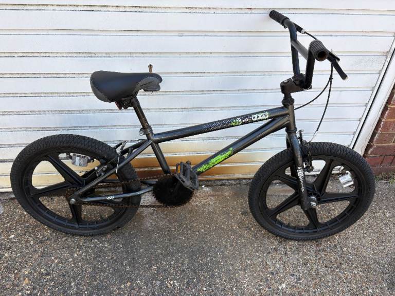 BMX BIKE shockwave 20 inch mag wheels and very good tyres 20 in  frame serviced £135 ovno
