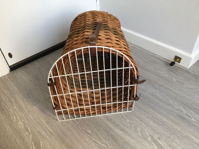 PET CARRYING BASKET WHICKER GOOD AS NEW