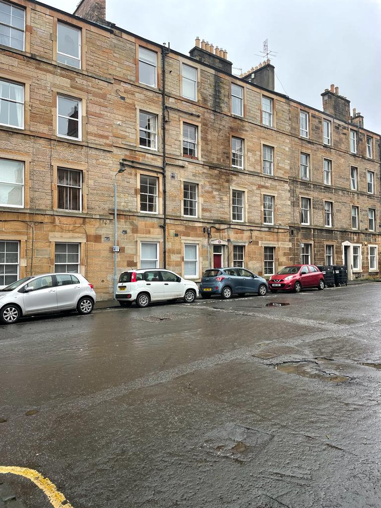 NO DEPOSIT  - University/Nicholson Street.  Spacious 1 bed flat in move in condition.