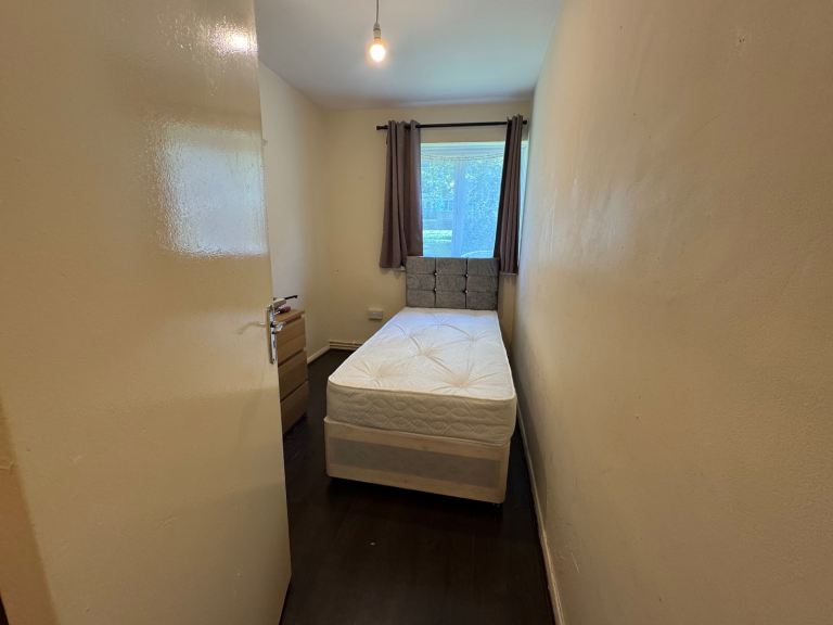 Double Rooms in Putney, Flat share UC/ DSS only