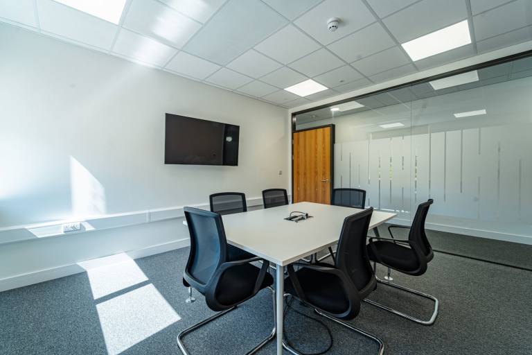 Kircaldy - KY2 6QJ \ Office Space for Rent - 4 Workstations