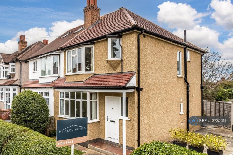 3 bedroom house in Fieldsend Road, Cheam, Sutton, SM3 (3 bed) (#2725019)
