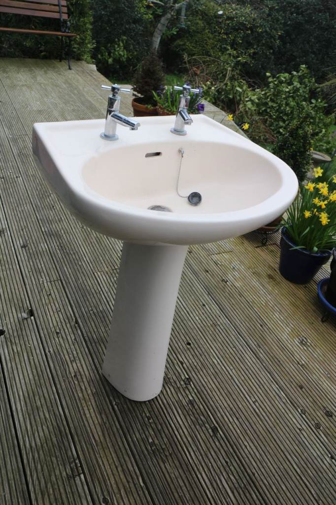 washbasin with pedestal