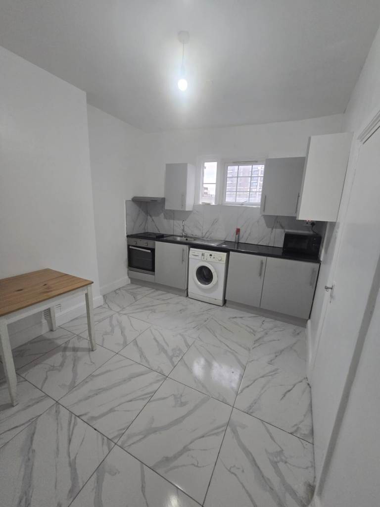 3 bedroom flat in Fully Furnished 3 Bedroom Flat to Rent, IG11