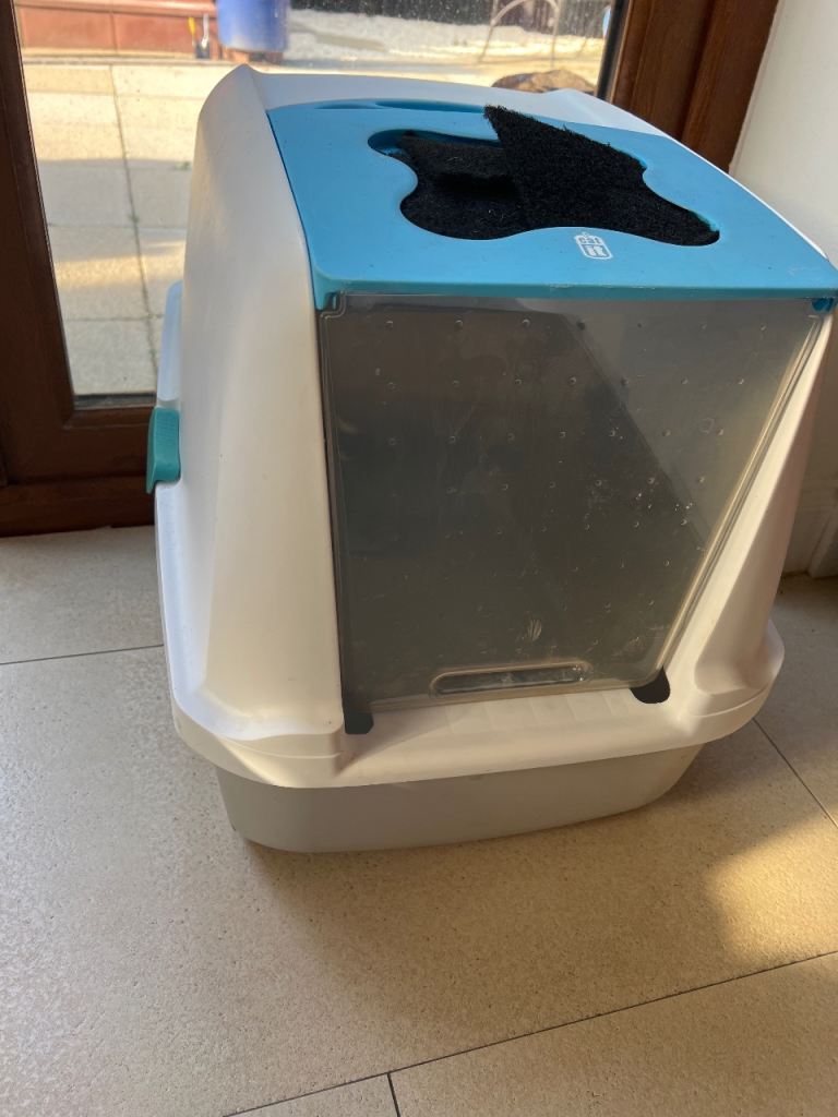 Cat litter box, anti odour enclosed litter box, CatIT