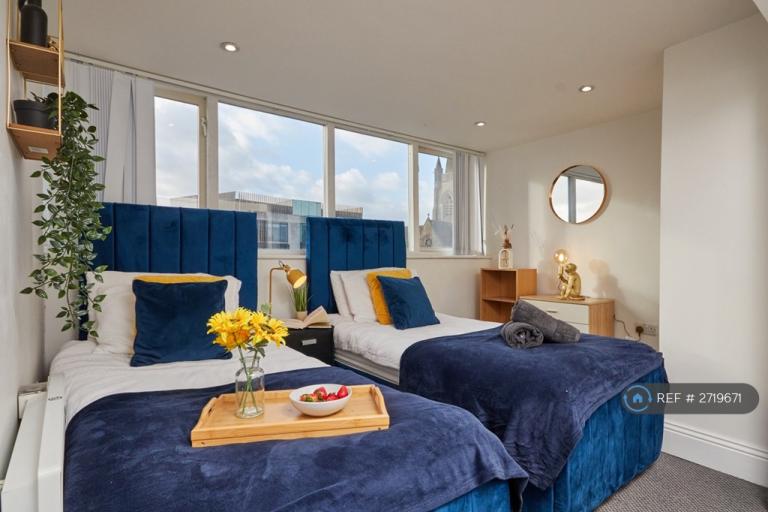 1 bedroom flat in Blenheim Terrace, Leeds, LS2 (1 bed) (#2719671)