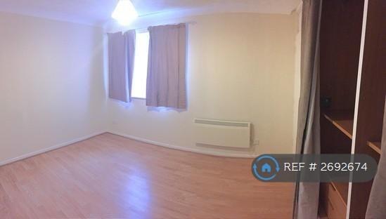 2 bedroom flat in Pittman Gardens, Ilford, IG1 (2 bed) (#2692674)