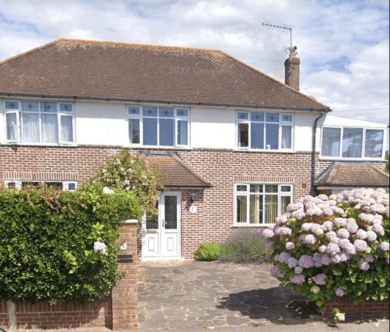 DOUBLE ROOM IN LUXURY PROPERTY NEAR LOCAL AMENITIES