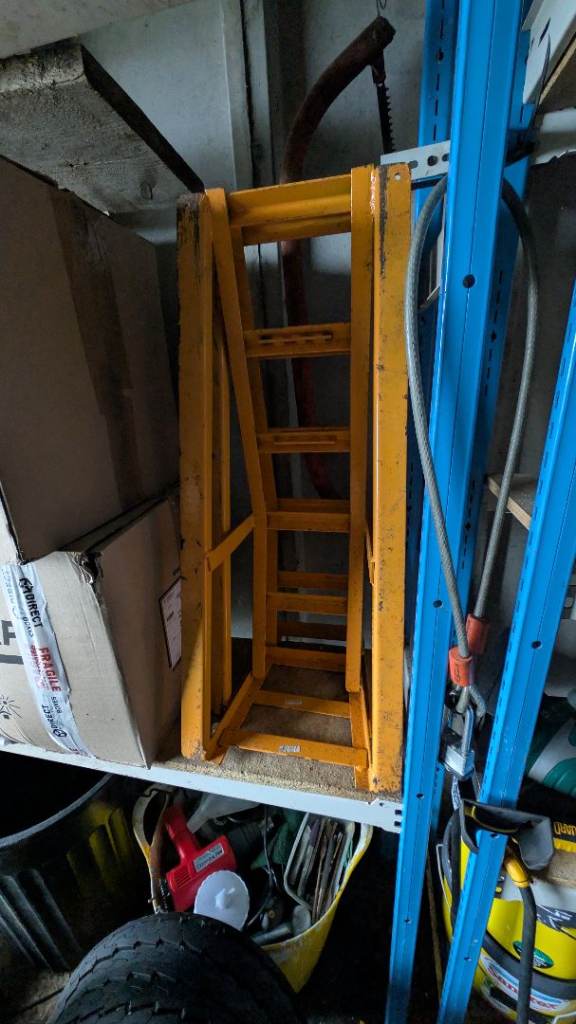 Car ramps and 2t trolley jack.