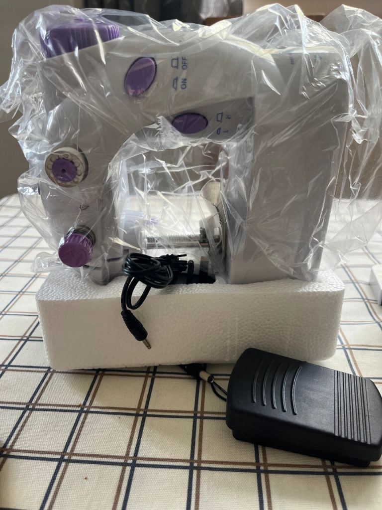 Mini sewing machine