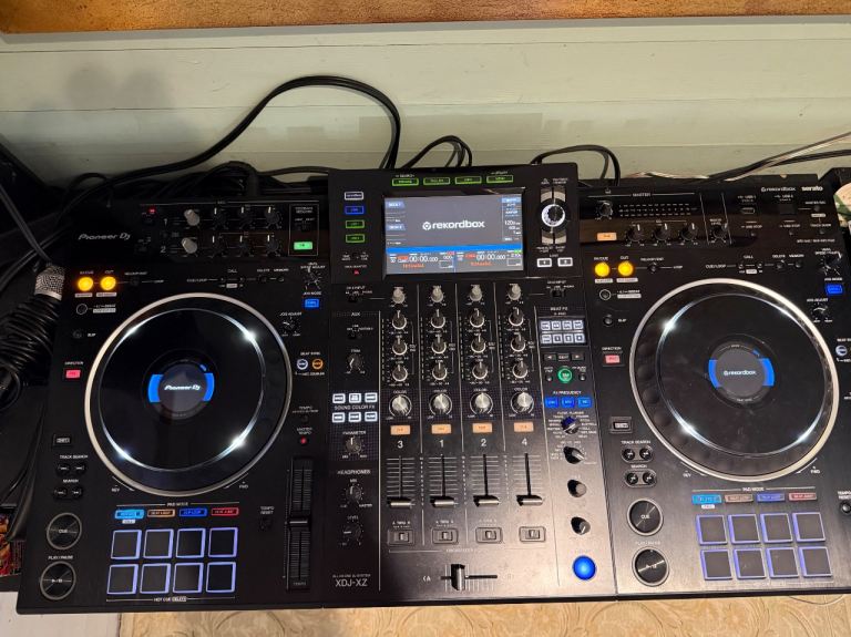 Pioneer XDJ-XZ All-in-One DJ System with Decksaver and Case