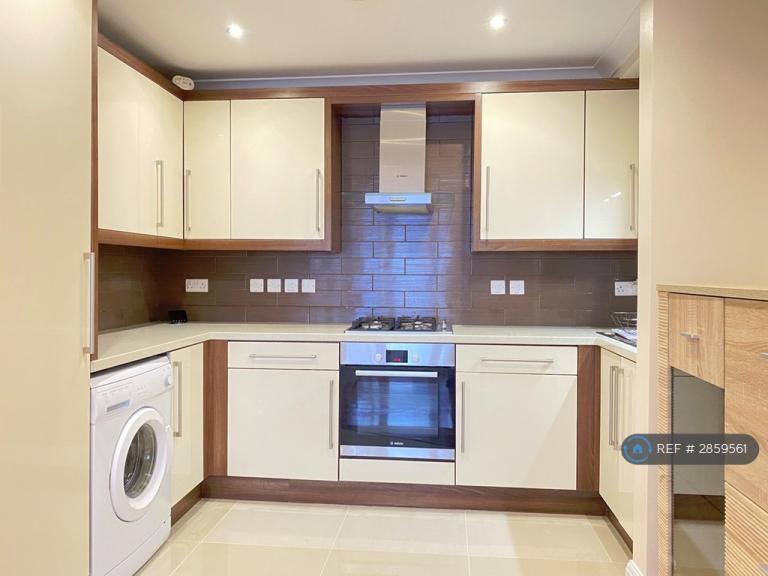 2 bedroom flat in Stoke Gardens, Slough, SL1 (2 bed) (#2859561)