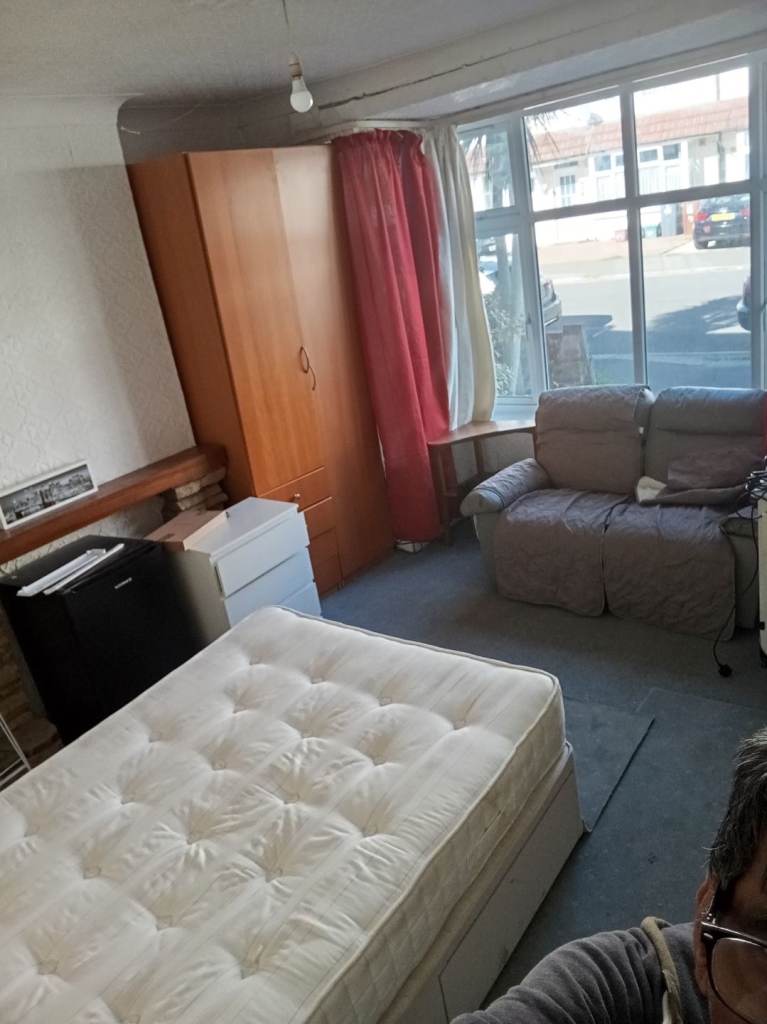 Large double room in Hounslow Central 