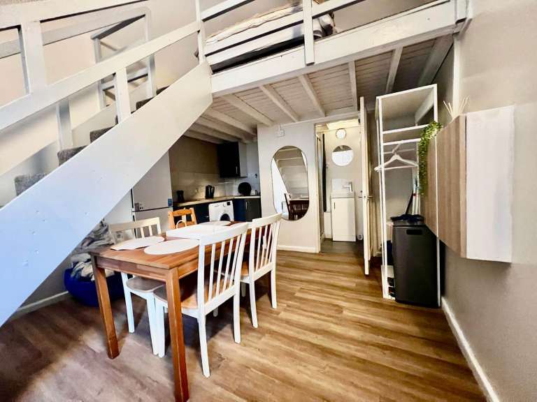 Spacious Studio Apartment | Sleeps 2–3 | All Bills Included | Purley High Street | £1,400 PCM