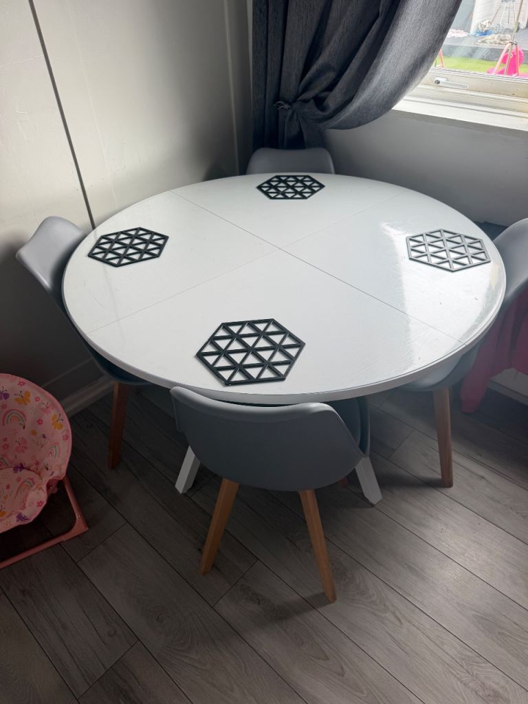 White round table with x4 chairs 