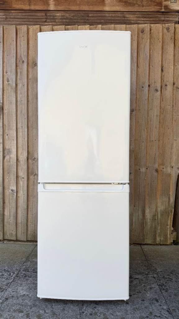 LOGIK 60/40 Fridge Freezer. Barely used, like new. Free Delivery possible.