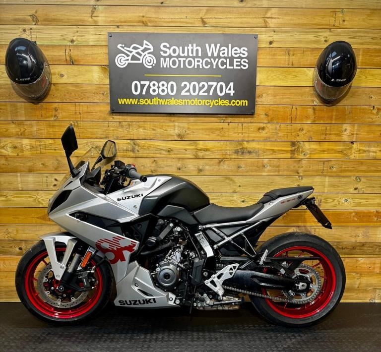 Suzuki GSX-8R / DEPOSIT TAKEN