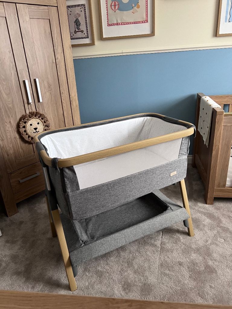 Tutti Bambini CoZee Bedside Crib & Mattress - Oak & Charcoal.